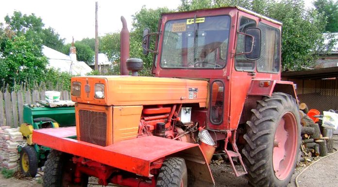 Regele parcului auto RA-APPS, un tractor UTB U650 model de colecție 1988, campion la discuit în pantă. Regia etalează colecția de stat