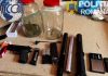 Substanțe interzise, pistoale cu bile și sume importante de bani, găsite de polițiști la traficanți de droguri din Craiova