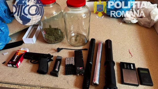 Substanțe interzise, pistoale cu bile și sume importante de bani, găsite de polițiști la traficanți de droguri din Craiova