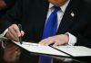 Trump semnează, fără surle şi trâmbiţe, un decret foarte suplu privind securitatea inteligenţei artificiale. El nu impune un control obligatoriu şi prevede doar un cadru de reglementare ”pe bază de voluntariat” al întreprinderilor AI