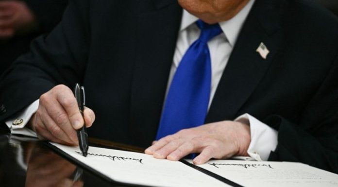Trump semnează, fără surle şi trâmbiţe, un decret foarte suplu privind securitatea inteligenţei artificiale. El nu impune un control obligatoriu şi prevede doar un cadru de reglementare ”pe bază de voluntariat” al întreprinderilor AI
