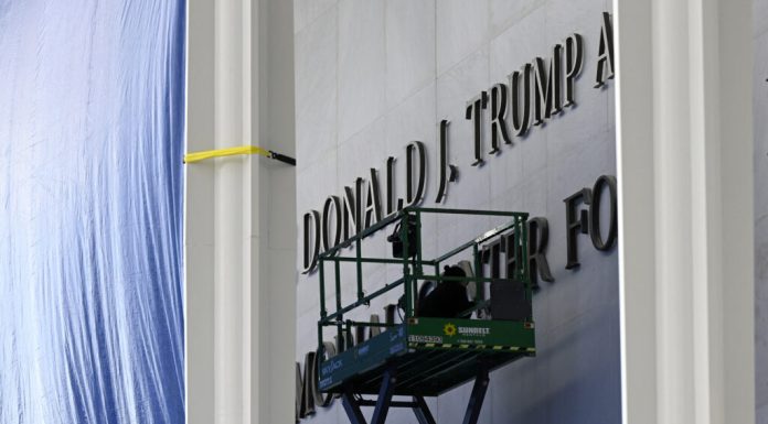 Trump contestă în instanță ordinul de eliminare a numelui de pe clădirea Kennedy Center