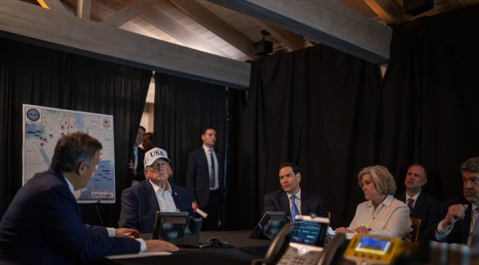 Trump afirmă că a discutat direct cu oficiali iranieni, care i-au cerut să oprească bombardamentele, dar presa de la Teheran dezminte