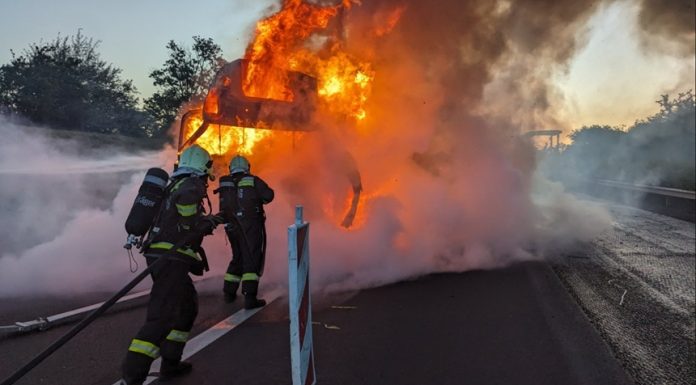 Opt cetăţeni străini morţi în vestul Ungariei, în coliziuni succesive implicând un camion şi un microbuz înmatriculate în R.Moldova. Şoferul camionului şi şapte dintre cele nouă persoane din minibuz, morţi pe loc