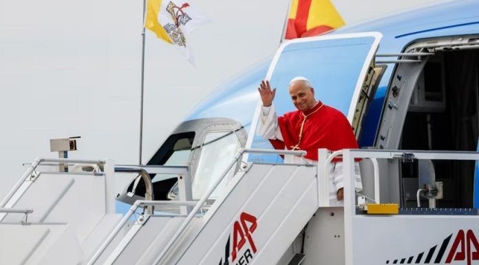 Papa Leon al XIV-lea a aterizat la Madrid, prima etapă a unei vizite de şapte zile în Spania/ Suveranul Pontif a recunoscut că pedofilia în Biserică „este o rană încă deschisă”