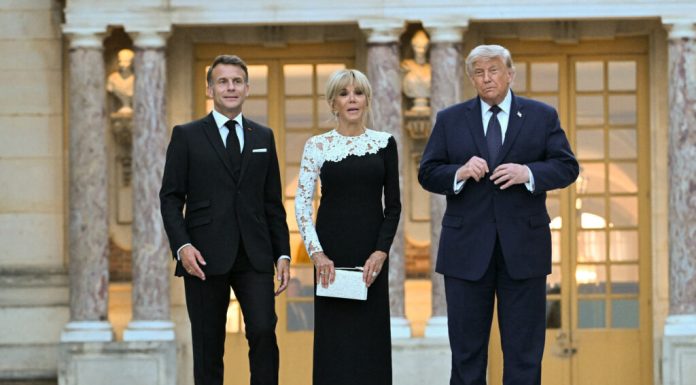 Cina la Versailles: Trump îl laudă pe Macron „care nu va mai fi mult timp prin preajmă”