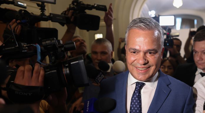 ADRIAN VEŞTEA, DESEMNAT PREMIER – Veştea: Nu îmi voi depune mandatul, voi candida pentru poziţia de premier al României şi voi face un guvern. Consider că este un act de responsabilitate
