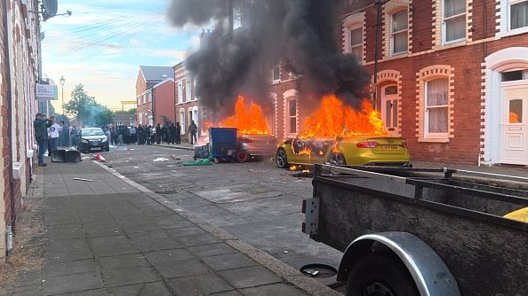Zeci de români din Belfast vor să plece după izbucnirea protestelor violente