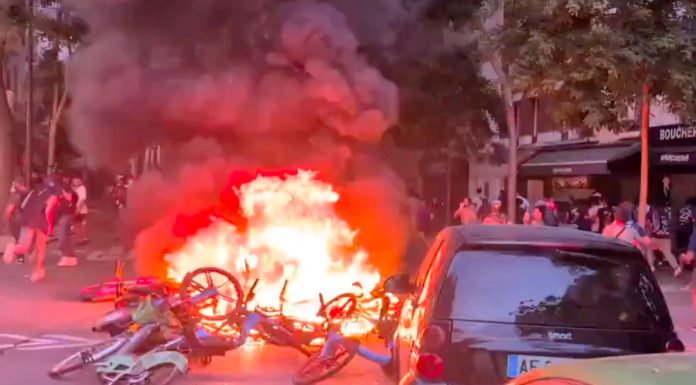 Haos pe străzile din Parisului după ce PSG a câștigat trofeul Champions League: un mort și 780 de arestări în Franța