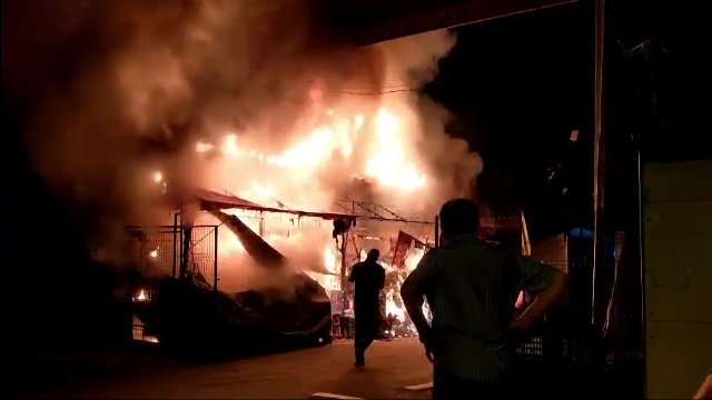 Incendiu puternic la piața de legume și fructe angro din Pitești. Pompierii au luat două butelii cu GPL din calea flăcărilor