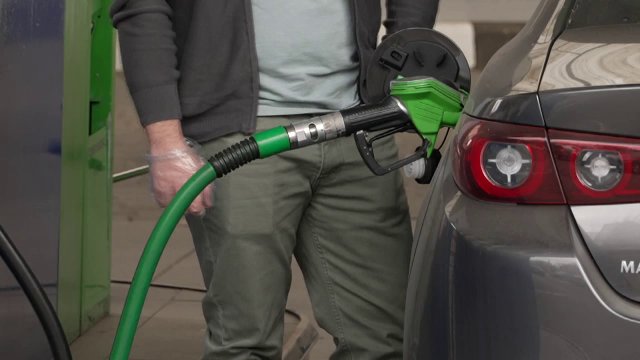 AEI: România devine un caz atipic în Europa. Petrolul se ieftineşte, iar carburanţii se scumpesc. Explicația specialiștilor