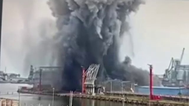 Filmul exploziei dronei de la Constanța. Pericolul a fost imens: în apropiere se aflau mai multe terminale petroliere