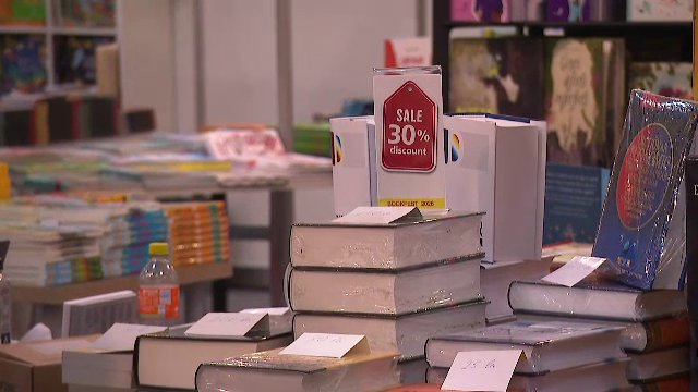 Salonul de carte de la București atrage mii de cititori. Reducerile și autorii celebri îi ademenesc pe pasionații de lectură