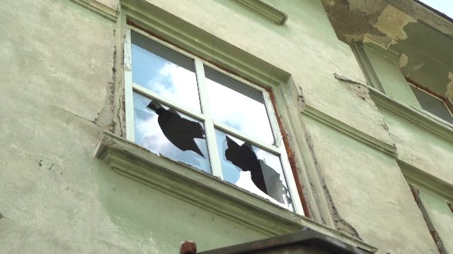 Un tânăr care „vâna fantome” a fost grav rănit după ce a sărit de la etajul 2 al unei clădiri părăsite, în Ploiești