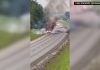 Un camion încărcat cu artificii a luat foc pe o autostradă din SUA şi s-a transformat într-un spectacol pirotehnic