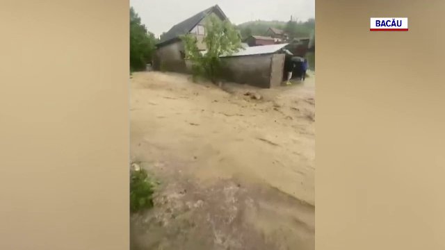 Furtunile au făcut prăpăd în Moldova. Drumuri inundate, culturi distruse și grindină de până la 4 centimetri