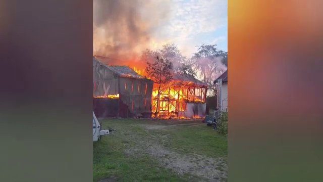 Incendiu violent la un atelier de tâmplărie din Neamț. Au ars 230 de metri pătrați din hală