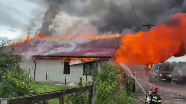 Incendiu devastator într-o comună din Buzău. Oamenii dintr-o casă, salvați de vecini
