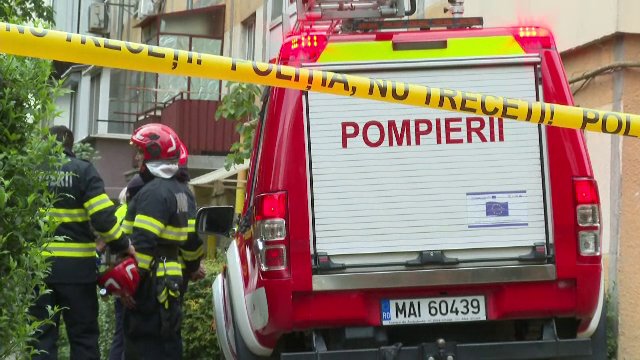 Incendiu devastator în Bacău. O familie cu doi copii a rămas fără casă după un scurtcircuit. „O flacără enormă, roșie”