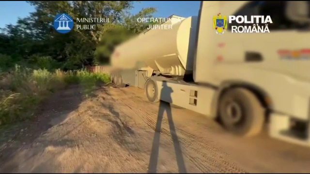 Zeci de rețineri în scandalul furtului de benzină și motorină. Cum jefuiau cisternele pline cu combustibil