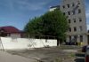Un bărbat din Craiova a blocat un bloc întreg cu un gard. Oamenii trec printr-un magazin ca să ajungă acasă