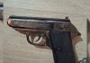 Un bărbat din Hunedoara și-a amenințat doi foști colegi cu un pistol de jucărie și a sărit pe geam când au apărut polițiștii