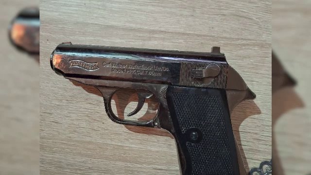 Un bărbat din Hunedoara și-a amenințat doi foști colegi cu un pistol de jucărie și a sărit pe geam când au apărut polițiștii