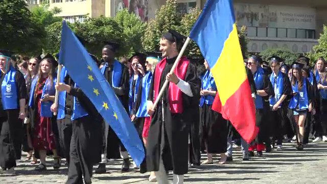 Parada absolvenților la Alba Iulia. Mii de tineri au marcat finalul studiilor cu emoție și planuri de viitor