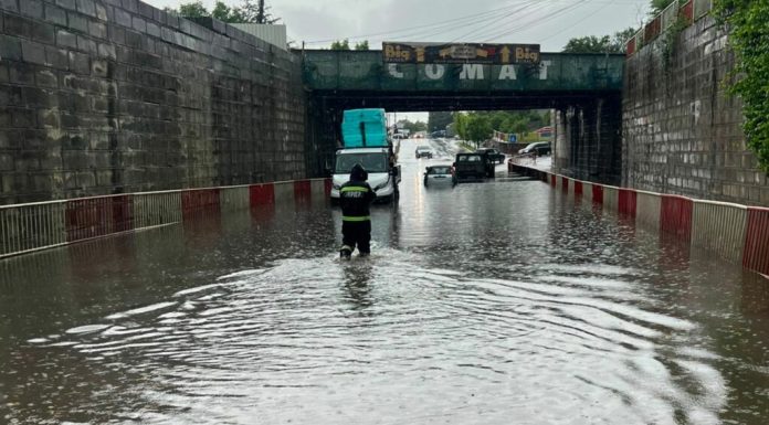 Mai mulți șoferi, blocați cu mașina într-un pasaj din Focșani. Ploile au făcut ravagii în Vrancea