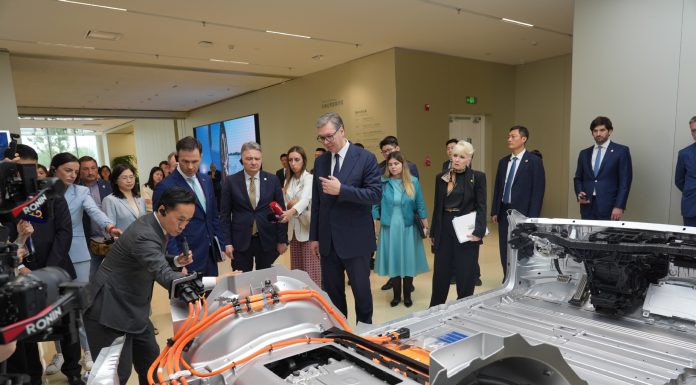 VIDEO Chinezii au găsit poarta de intrare în Europa: investiții de un miliard de euro în mașini, componente și roboți