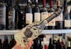 Vinul zilei: un prosecco bio din Veneto, cu perlaj fin și arome de pere coapte, piersică albă și flori de salcâm. Proaspăt, elegant și echilibrat, este genul de spumant care transformă orice ocazie într-un motiv de sărbătoare