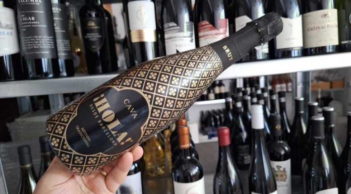 Vinul zilei: o cava medaliată cu Aur la Gilbert & Gaillard 2024, cu perlaj fin și arome de mere verzi, flori albe și citrice. Proaspătă, armonioasă și extrem de ușor de băut, aduce în pahar spiritul însorit al Barcelonei