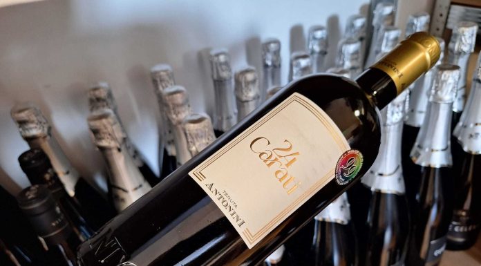 Vinul zilei: un alb italian cotat cu 99 de puncte Luca Maroni, cu arome de miere, piersică și citrice, completate de o textură catifelată și o mineralitate discret sărată. Elegant, intens și surprinzător de ușor de savurat