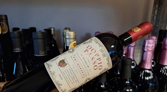Vinul zilei: un Primitivo din Puglia cu note de mure coapte, cacao și fructe dulci, completate de accente gemoase și nuanțe subtile de frunze uscate. Catifelat și prietenos, este genul de vin care se lasă băut cu ușurință și care își găsește locul la oric