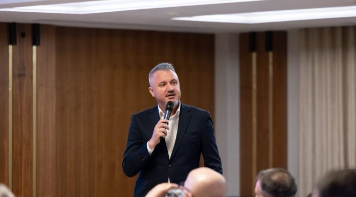 ADRIAN VEŞTEA DESEMNAT PREMIER – Romeo Lungu (PSD), replică pentru primarul Buzăului, Constantin Toma, care a demisionat din funcţiile deţinute în PSD: „România are nevoie de mai multă responsabilitate şi mai puţin spectacol”