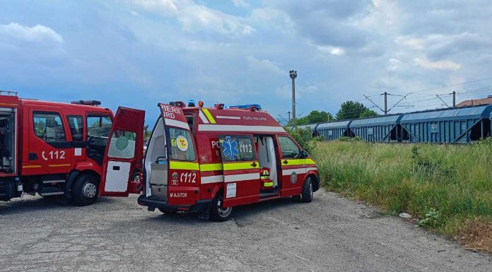 Doi copii s-au urcat pe un vagon de tren staţionat în Gara din oraşul Târgu-Neamţ / Unul dintre ei, de 12 ani, a fost electrocutat / Are arsuri pe mare parte din suprafaţa corpului