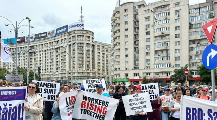 Până și angajații băncilor ies în stradă. Sute de persoane care lucrează la BRD au protestat în Piața Victoriei: Ni se taie tichetele de vacanță