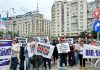 Până și angajații băncilor ies în stradă. Sute de persoane care lucrează la BRD au protestat în Piața Victoriei: Ni se taie tichetele de vacanță