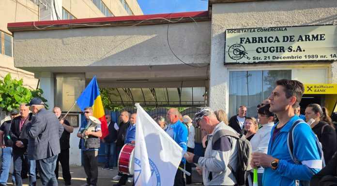 Protest la Fabrica de Arame de la Cugir – Angajaţii au ieşit în faţa fabricii pentru a-şi manifesta nemulţumirea cu privire la salarii – FOTO