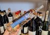 Vinul zilei: un Blanc de Noirs obținut 100% din Cabernet Sauvignon, un vin alb surprinzător și elegant, cu note de mere verzi, caise, piersică albă și lime, completate de accente minerale și o aciditate vioaie