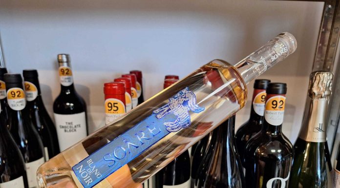 Vinul zilei: un Blanc de Noirs obținut 100% din Cabernet Sauvignon, un vin alb surprinzător și elegant, cu note de mere verzi, caise, piersică albă și lime, completate de accente minerale și o aciditate vioaie