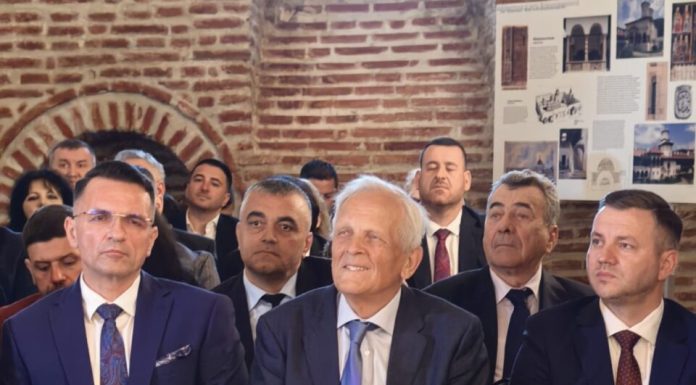 Fostul premier al României, Teodor Stolojan, a primit astăzi titlul de Cetățean de Onoare al Județului Dâmbovița