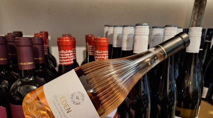 Vinul zilei: un rosé provensal elegant și rafinat, cu arome de căpșuni, piersici, cireșe și citrice, susținute de o aciditate revigorantă și o textură fină. Un vin de terasă, de vacanță și de mese lungi între prieteni