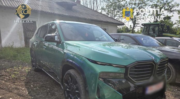 Şase reţinuţi şi patru persoane sub control judiciar, în cazul grupului infracţional acuzat că vindea maşini de lux furate din state ale UE/ Anchetatorii au ridicat la percheziţii 17 maşini, peste 100 de chei şi imense sume de bani – FOTO