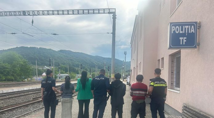 Cinci bărbaţi şi o femeie, anchetaţi penal după ce au refuzat să plătească biletul de tren, iar când au fost daţi jos, au făcut scandal şi au aruncat cu pietre în garnitura feroviară – FOTO