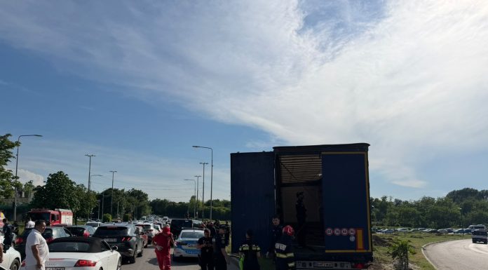 Un autocamion condus de un orădean a acroşat mai multe maşini parcate sau în mers, în municipiul Constanţa, după care a lovit un scuar, un stâlp şi un copac/ Un adult şi un minor au fost răniţi şi vor fi duşi la spital – FOTO