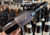 Vinul zilei: un cupaj roșu italian, cotat cu 98 de puncte Luca Maroni, un vin cu nuanțe de cireșe amare și accente de anason. Vioi și prietenos, este savuros alături de paste, carne roșie sau feluri principale cu sosuri bogate