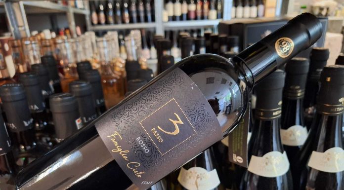 Vinul zilei: un cupaj roșu italian, cotat cu 98 de puncte Luca Maroni, un vin cu nuanțe de cireșe amare și accente de anason. Vioi și prietenos, este savuros alături de paste, carne roșie sau feluri principale cu sosuri bogate