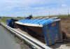 Autotren încărcat cu nisip, răsturnat pe A1 între Arad și Timișoara. Un bărbat a ajuns la spital