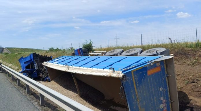 Autotren încărcat cu nisip, răsturnat pe A1 între Arad și Timișoara. Un bărbat a ajuns la spital